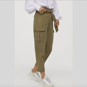 H&M cargo paper back khaki pants side pockets